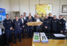 Oficiais da 12ª turma da PMDF visitam governador e celebram 20 anos de aspirantado