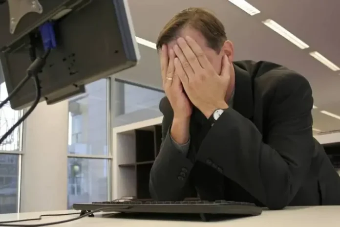 size_960_16_9_homem-desesperado-em-frente-ao-computador-erro-cansaco-trabalho-escritorio