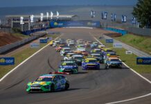 Histórico: Nelson Piquet Jr. vence GP BRB e recebe troféu das mãos do pai