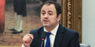 Câmara salva mandato de Glauber Braga e suspende deputado por seis meses