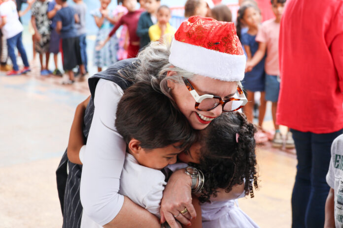 Foto_Helvia_e_crianças