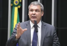 Ninguém pode renunciar a um mandato que já não existe, diz líder do PT