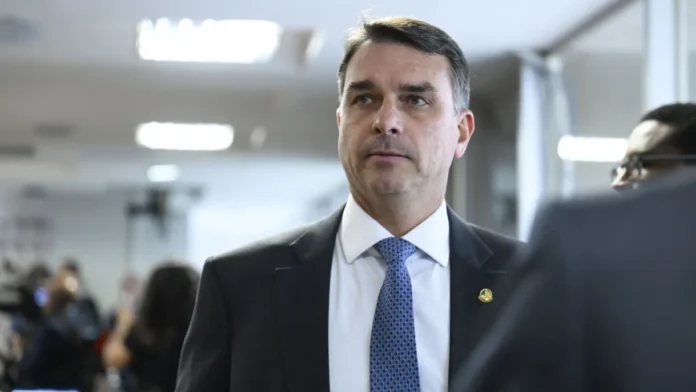 O-senador-Flavio-Bolsonaro-e1765906268178