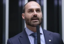 “Valeu a pena”, diz Eduardo Bolsonaro após perder mandato