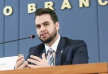 PF prende Filipe Martins, ex-assessor de Bolsonaro, após ordem de Moraes