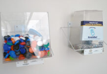 Iniciativa sustentável de UBS na Vila Planalto recolhe dez galões de tampinhas e lacres por mês