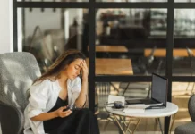 Geração Z já lidera níveis de estresse e se torna a que mais registra burnout; aponta estudo