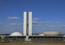 Servidores do Congresso tentam exceção a penduricalho e TCU analisa