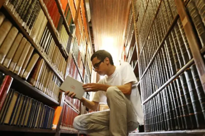 size_960_16_9_livros-biblioteca-rapaz3