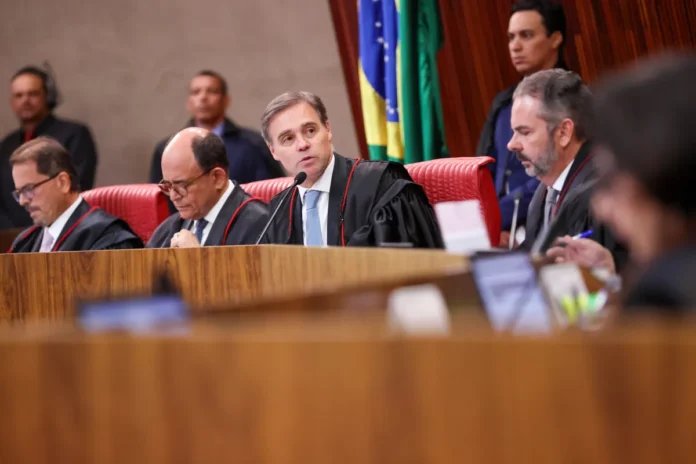 andre-mendonca-plenario-tse-1