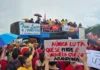 Alexandre Carlo, do Natiruts, canta para apoiadores de Lula em Brasília