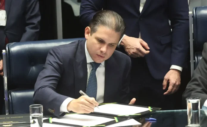 hugo-motta-promulgacao-pec-6x1-161026